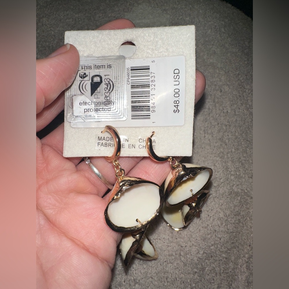 NWT FREE PEOPLE Bahama Baby Earrings - Apricot Three Shells
$48 MSRP - Picture 5 of 5